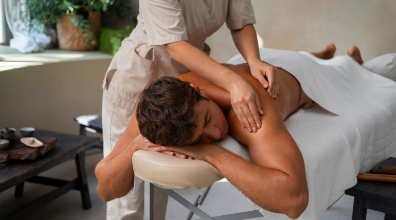 Relaxing Thai massage therapy in Hyderabad at a premium wellness spa